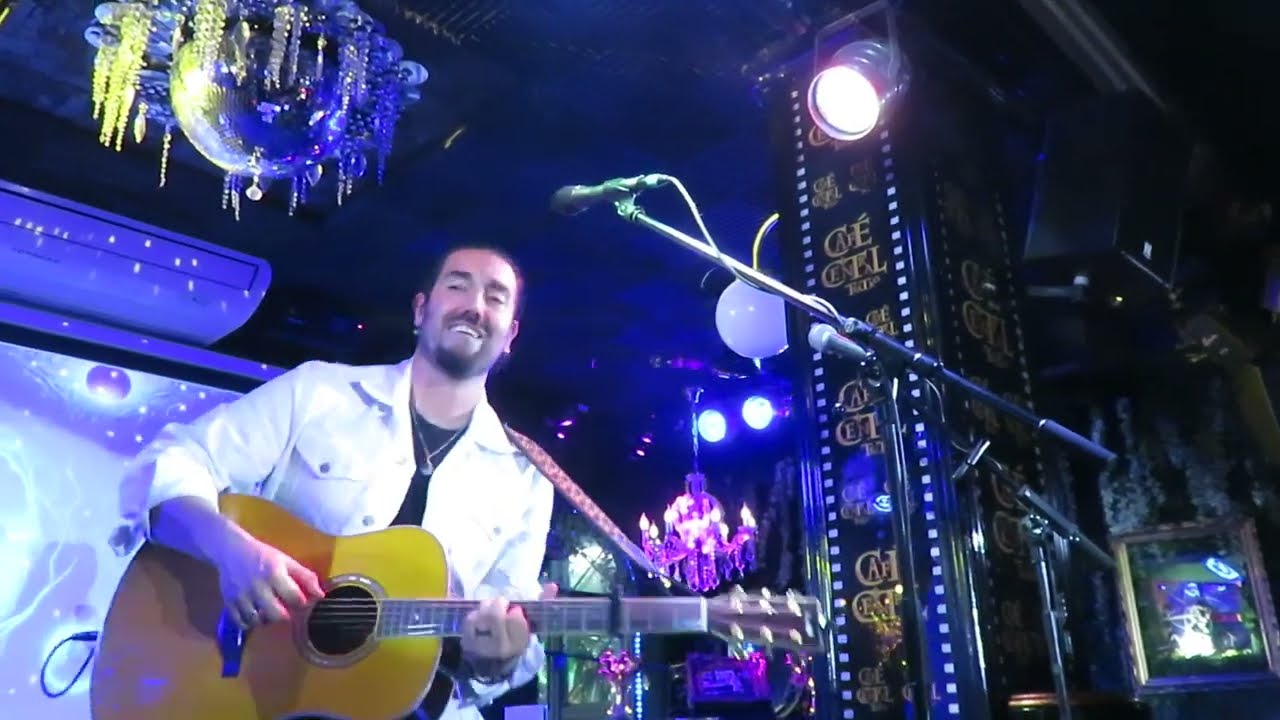 Andrés Suárez versiona a Supersubmarina 