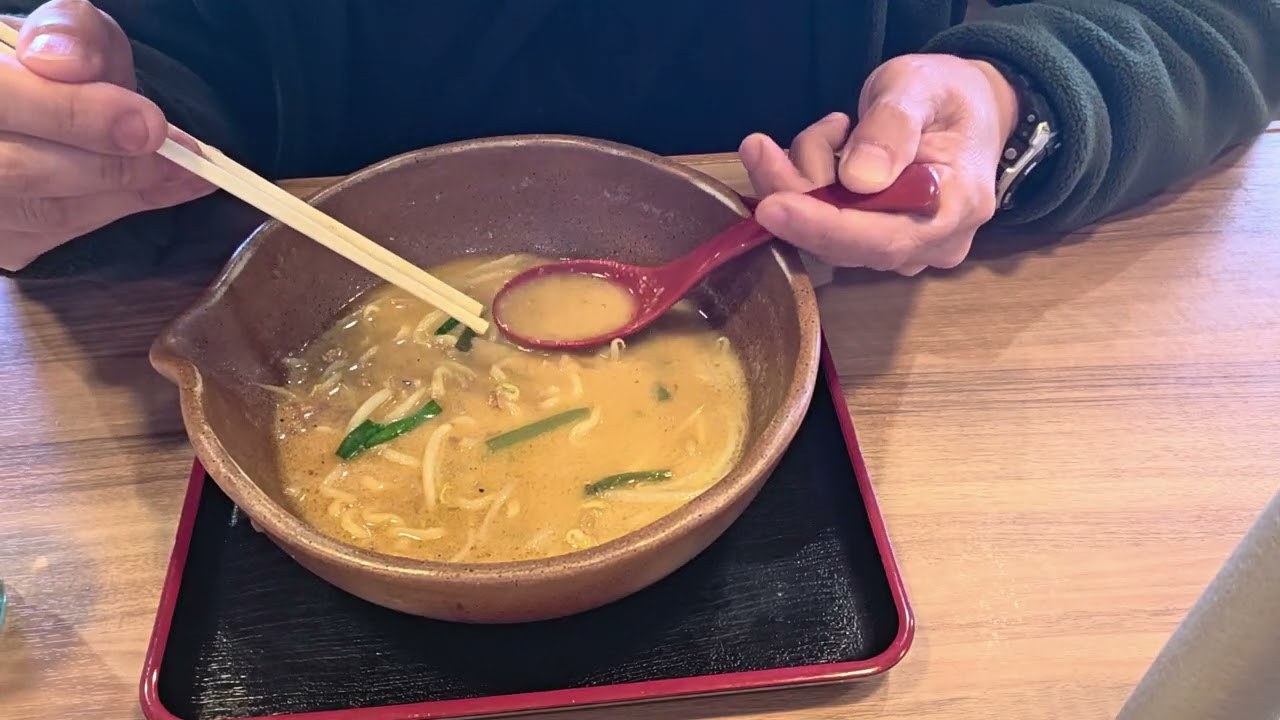 味噌蔵麺四郎西尾店へ行き、信州味噌ラーメンを、炙りチャーシュー一枚サービスして貰い、堪能している所を、撮影してみました。