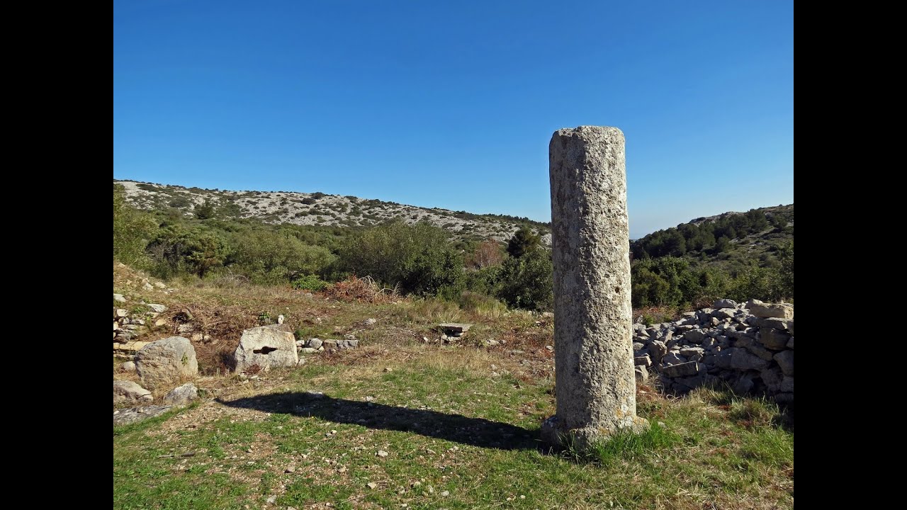 Le Pic du Pied du Poul (596 m) et les Bornes Milliaires depuis Roquefort-des-Corbières
