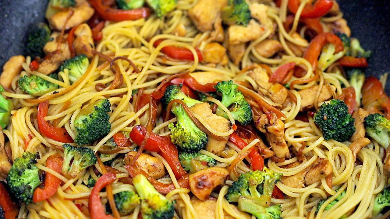 Спагетти с куриной грудкой и овощами