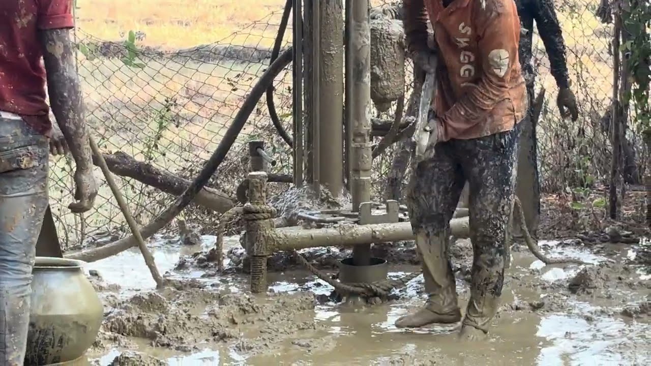 Borwell drilling high pressure water releasing || kichad water dropping but successful point 