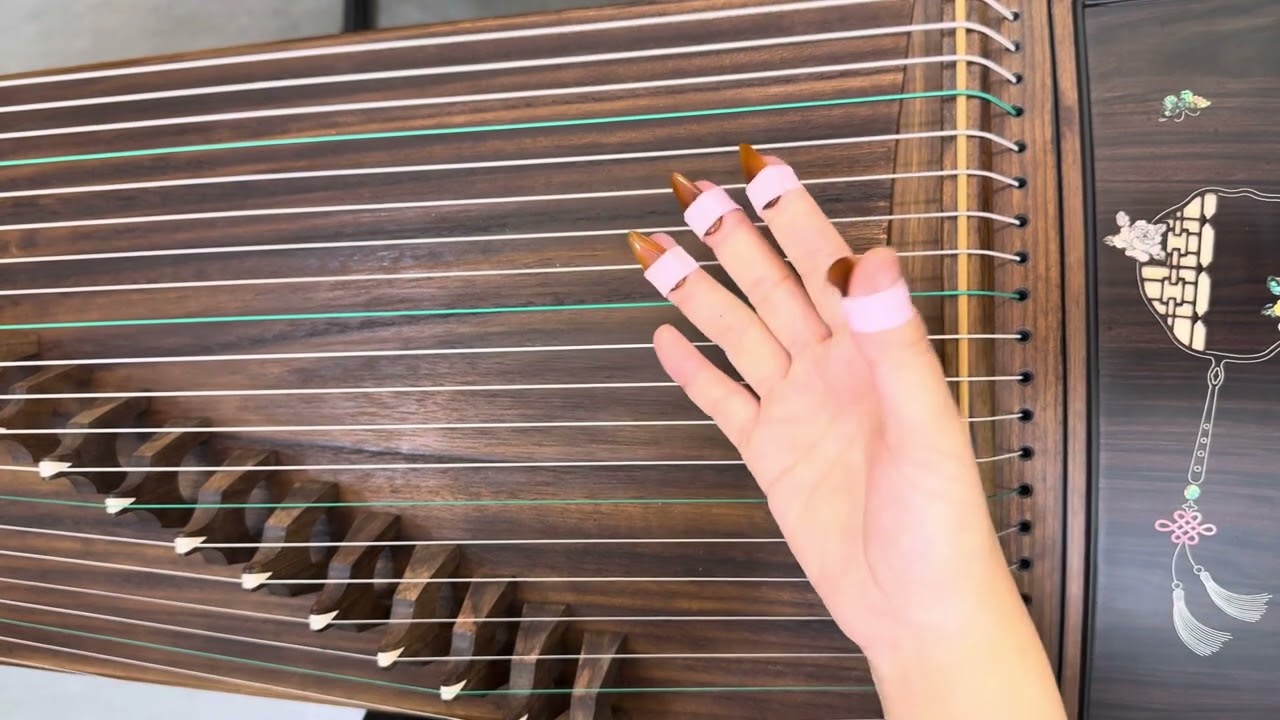 Có tiếng lạch cạch khi đàn guzheng phải làm sao ?