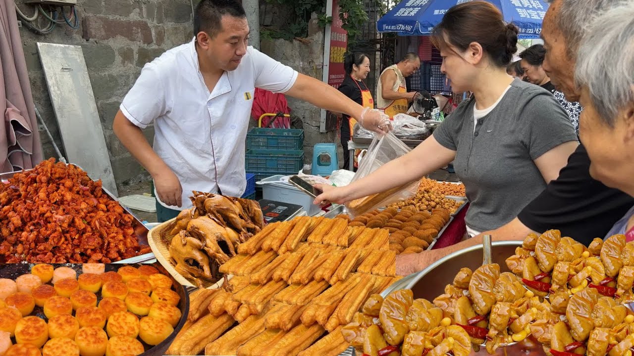 Chinese Street Food Cooking and Daily Life at a Traditional Morning Market  in Chongqing