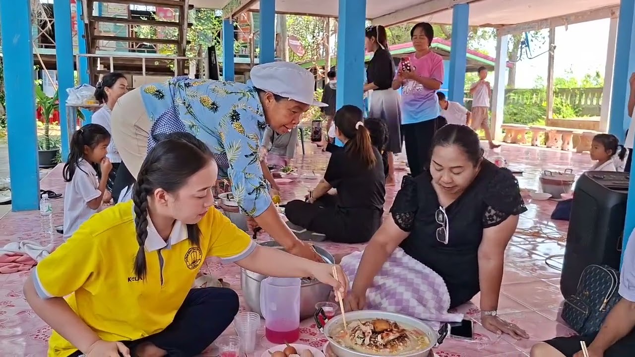 ธิดาลาวร้องเพลงฉลองหมูกะทะ