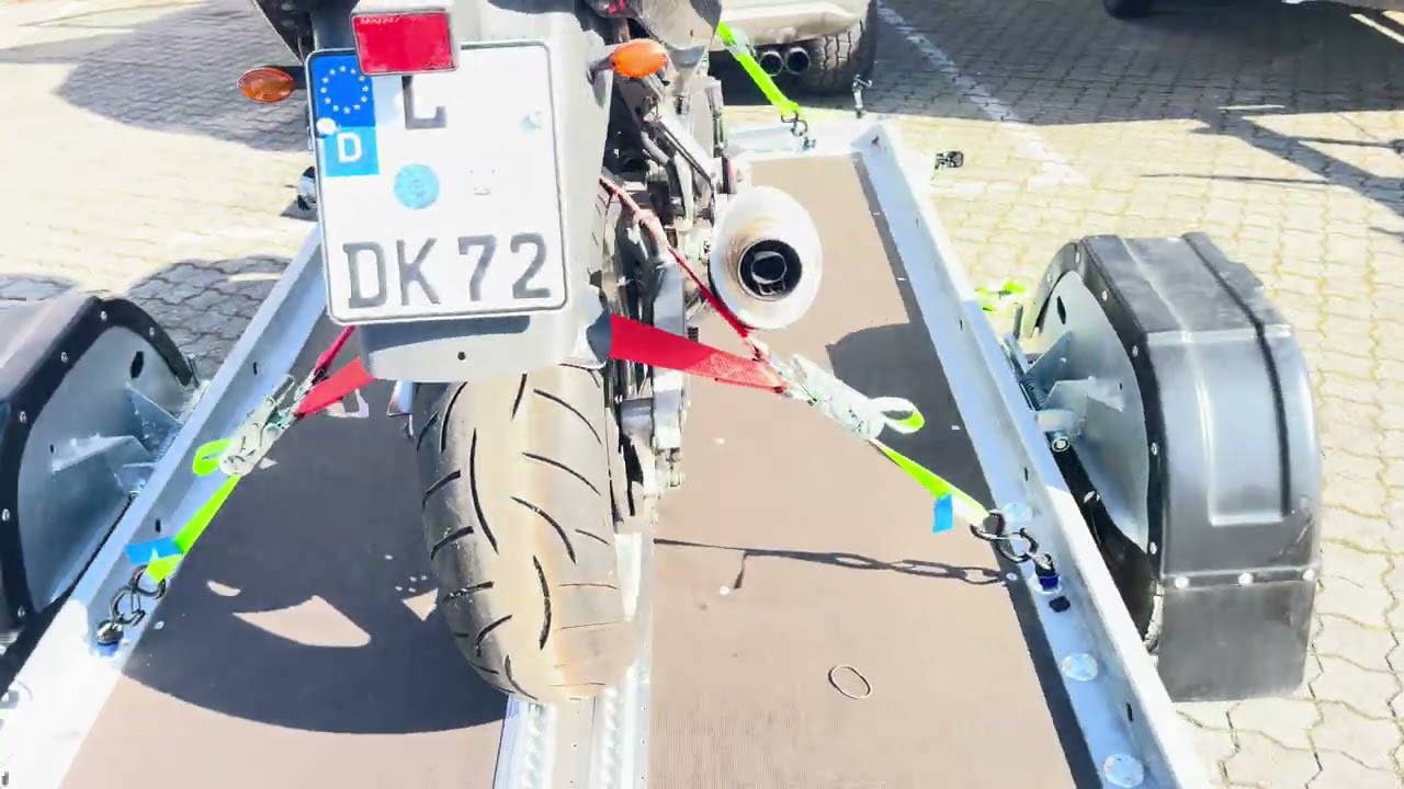 Sicherung eines Motorrades auf einem Motorradanhänger