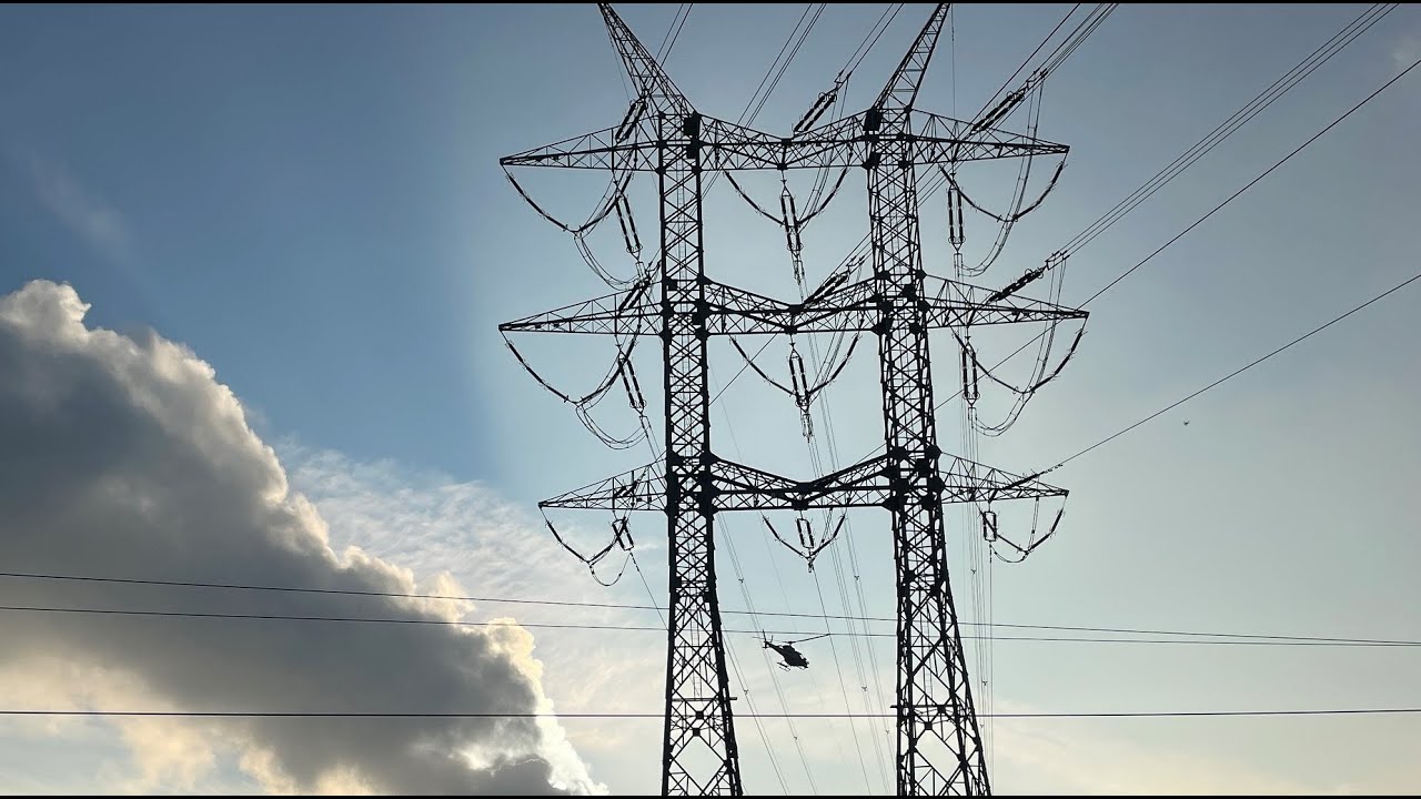 Uszkodzony przew&oacute;d odgromowy naprawiony ze śmigłowca