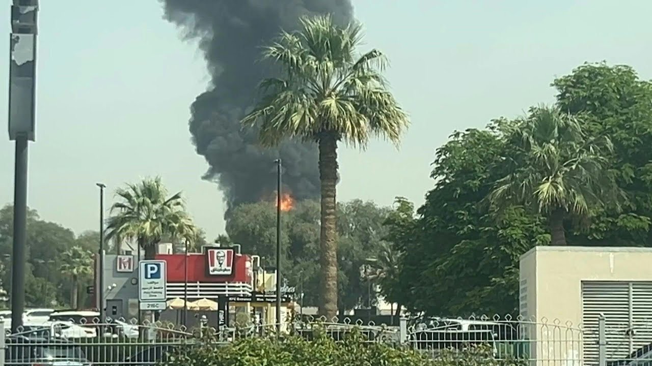 Ataques causam uma morte e afetam aeroporto nos Emirados Árabes Unidos | AFP