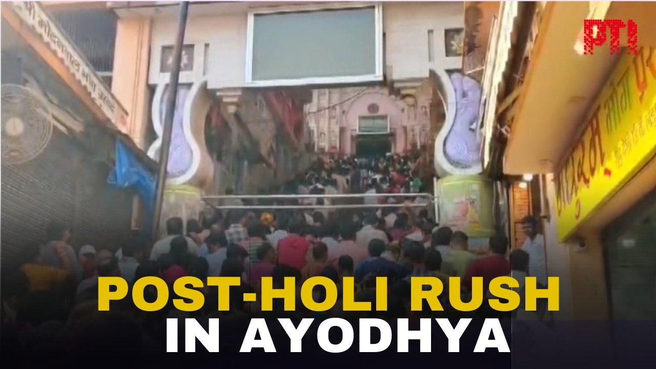 Post-Holi devotee rush in Ayodhya, pilgrims arrive for darshan
