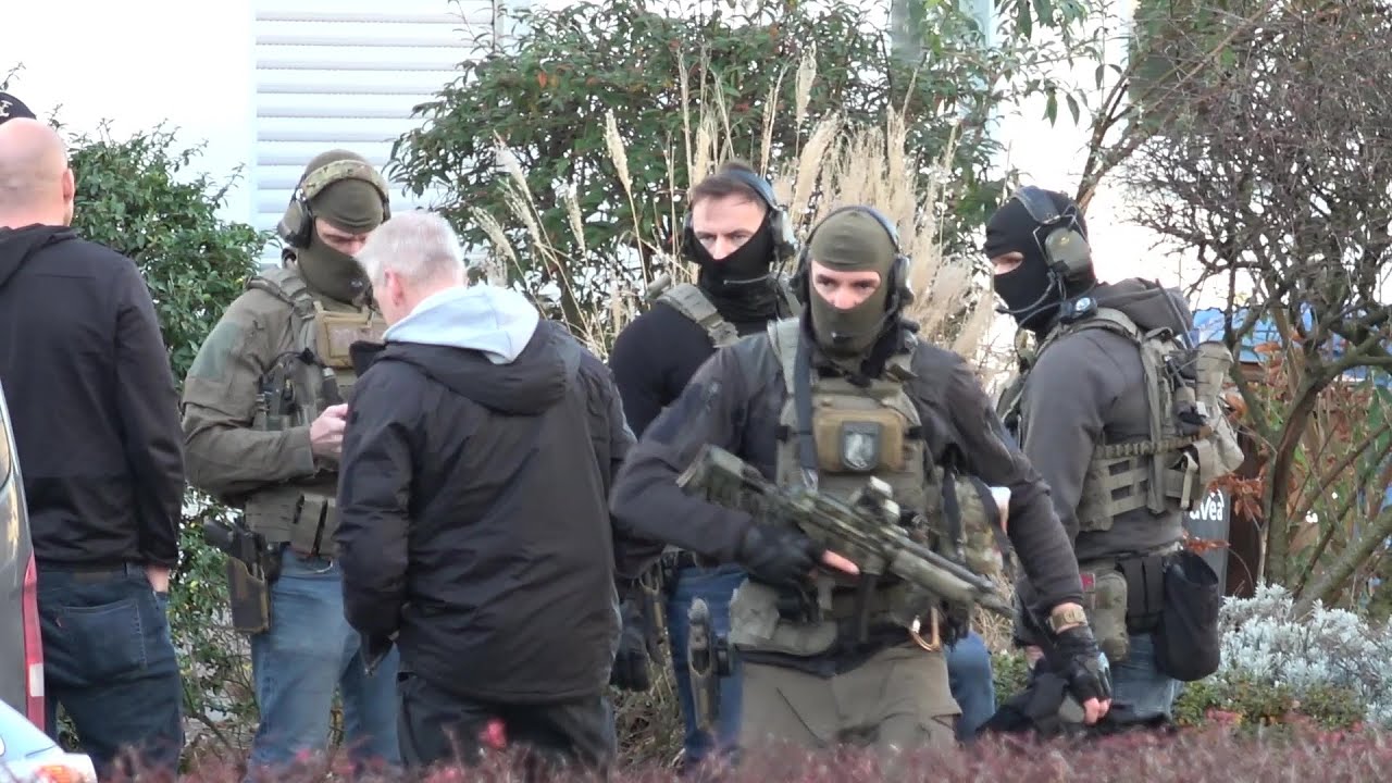 Bewaffneter hält Mann in Wohnung fest - SEK-Zugriff in Leverkusen-Wiesdorf am 21.12.25