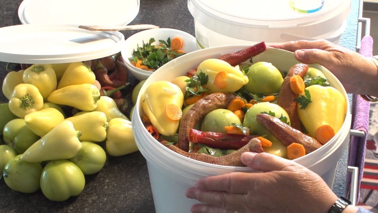Маринованные овощи, перец и зеленые помидоры по-бабушкины