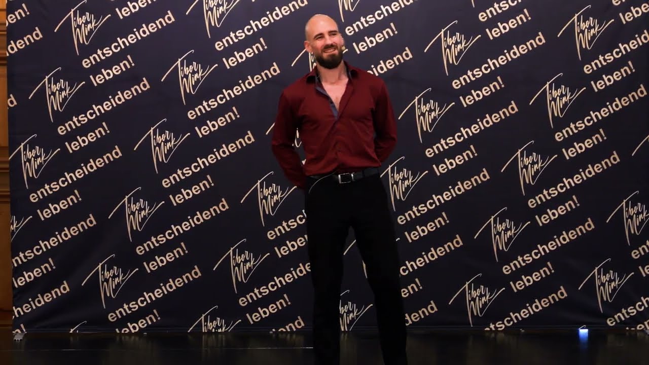 SpeakerDay 2023. Bastian Stefan Schaller als Präsident des Vereins Moksha Movement auf der Bühne.