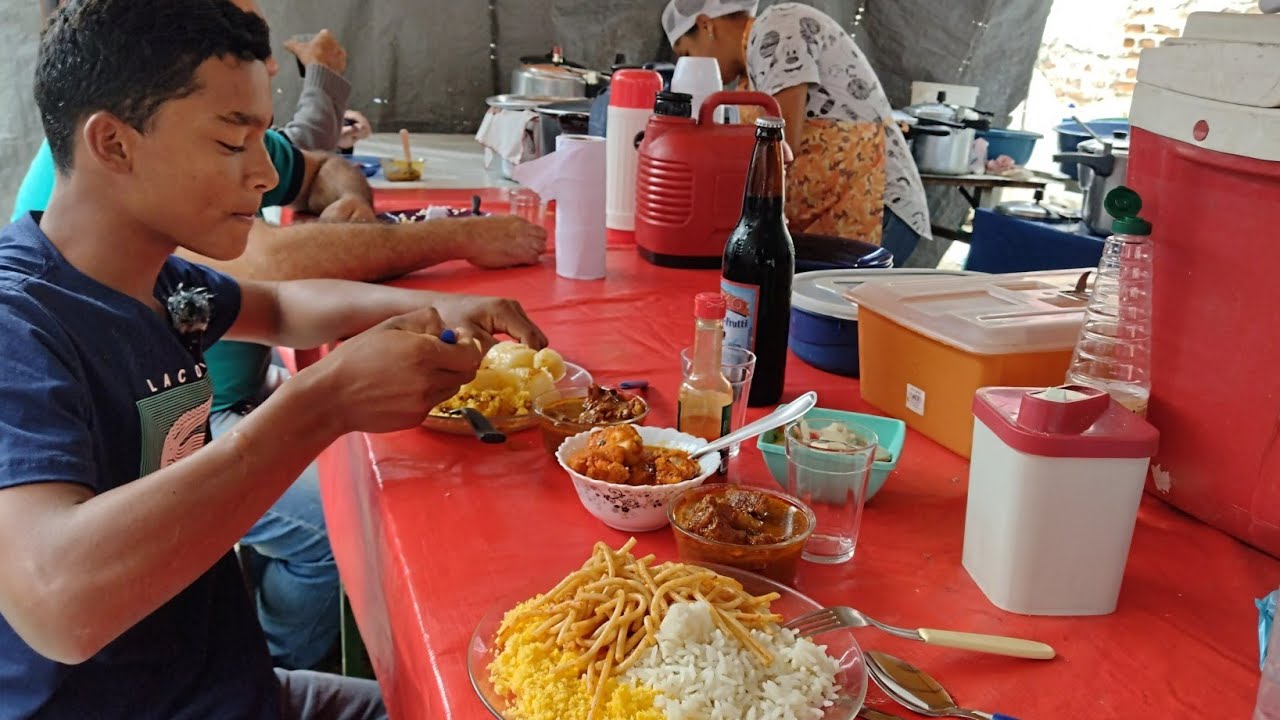 COMIDA DE RUA NA FEIRA LIVRE DE CACHOEIRINHA PERNAMBUCO AS DELÍCIAS DO NORDESTE BRASILEIRO