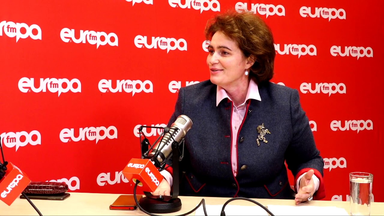 Ioana Ene Dogioiu discută cu invitata ei, senatoarea PNL Iulia Scântei, la Piaţa Victoriei.