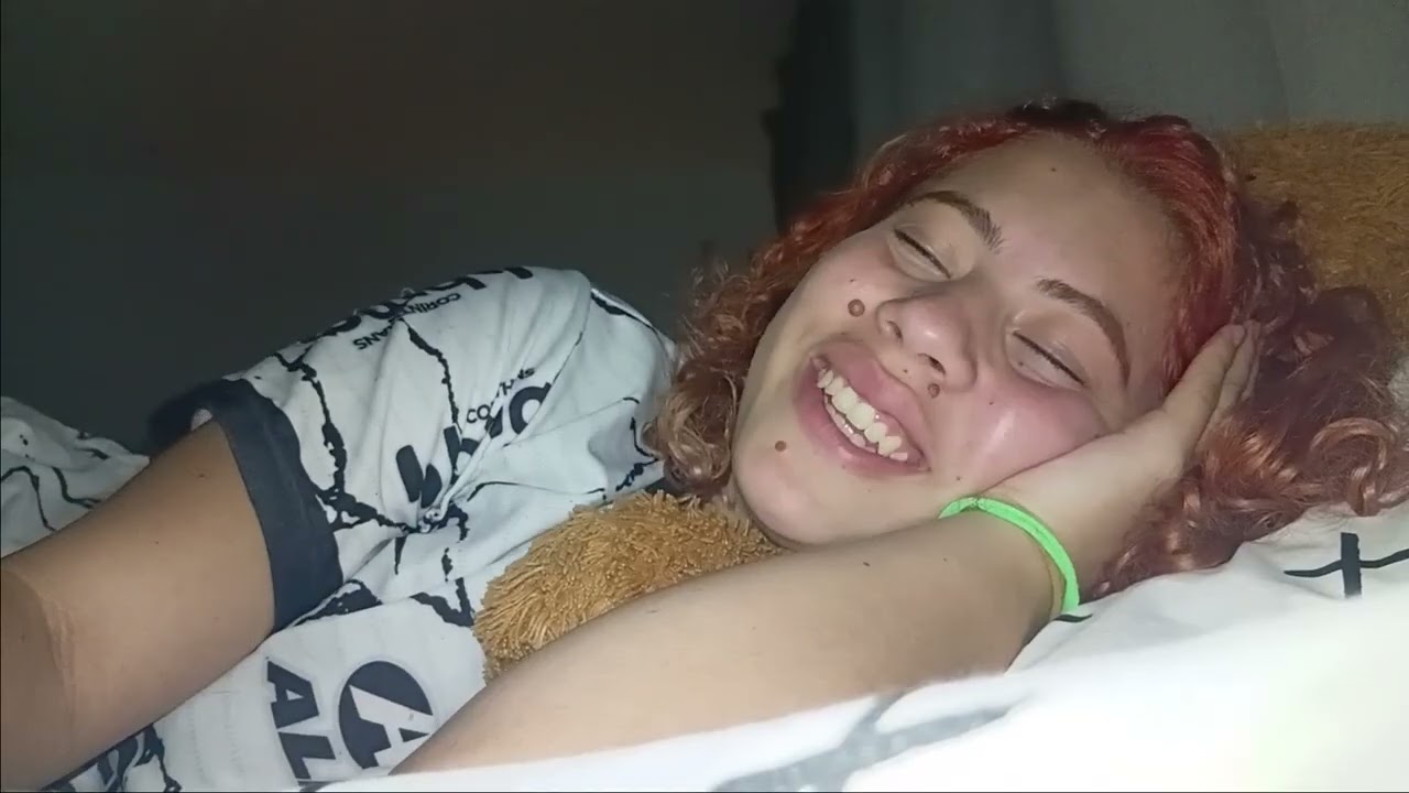 Asmr deitada do seu lado, conversando antes de dormir
