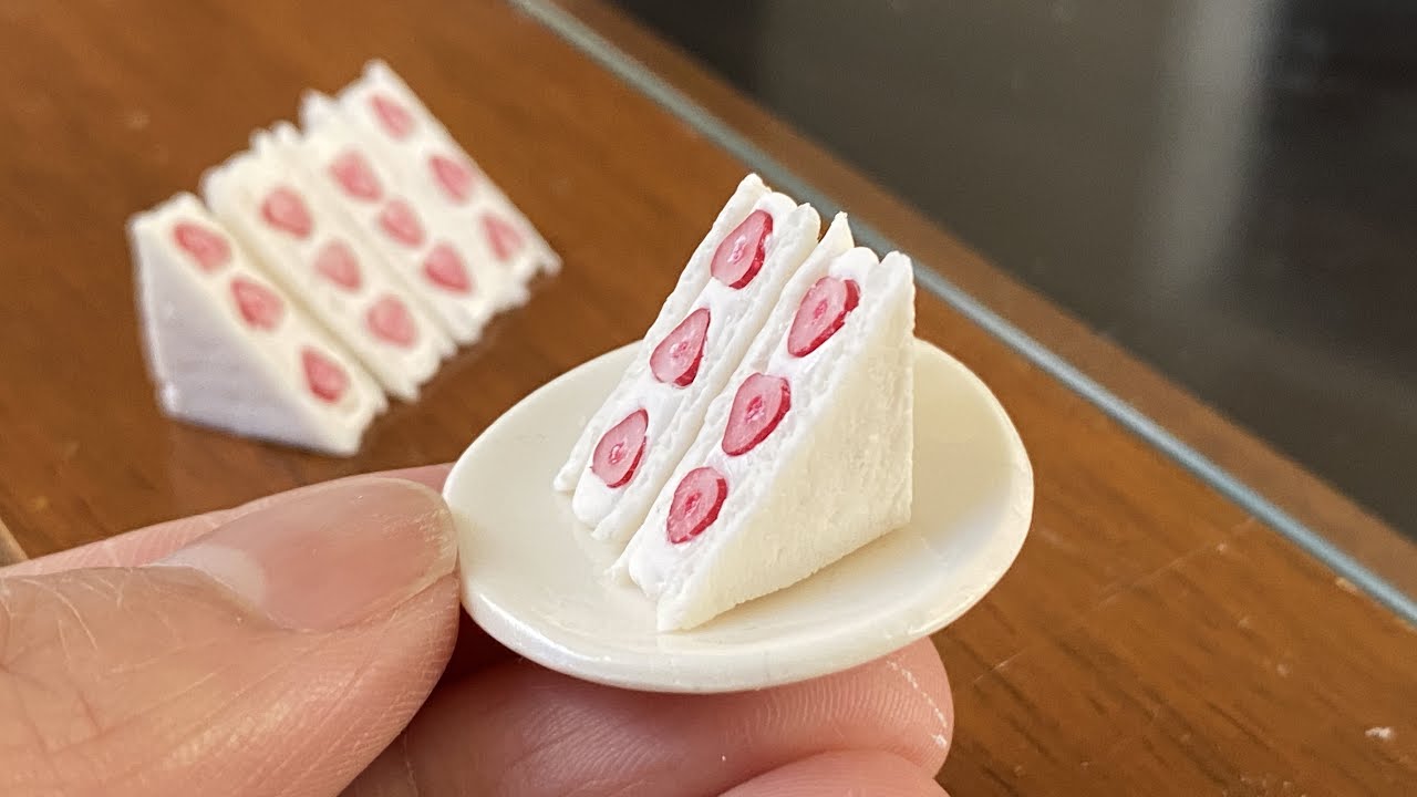 樹脂粘土でミニチュアフード【いちごサンド】