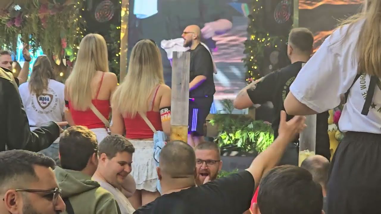 Mallorca Megapark Closing 2025 Rumbombe live mit Zum Greifen nah