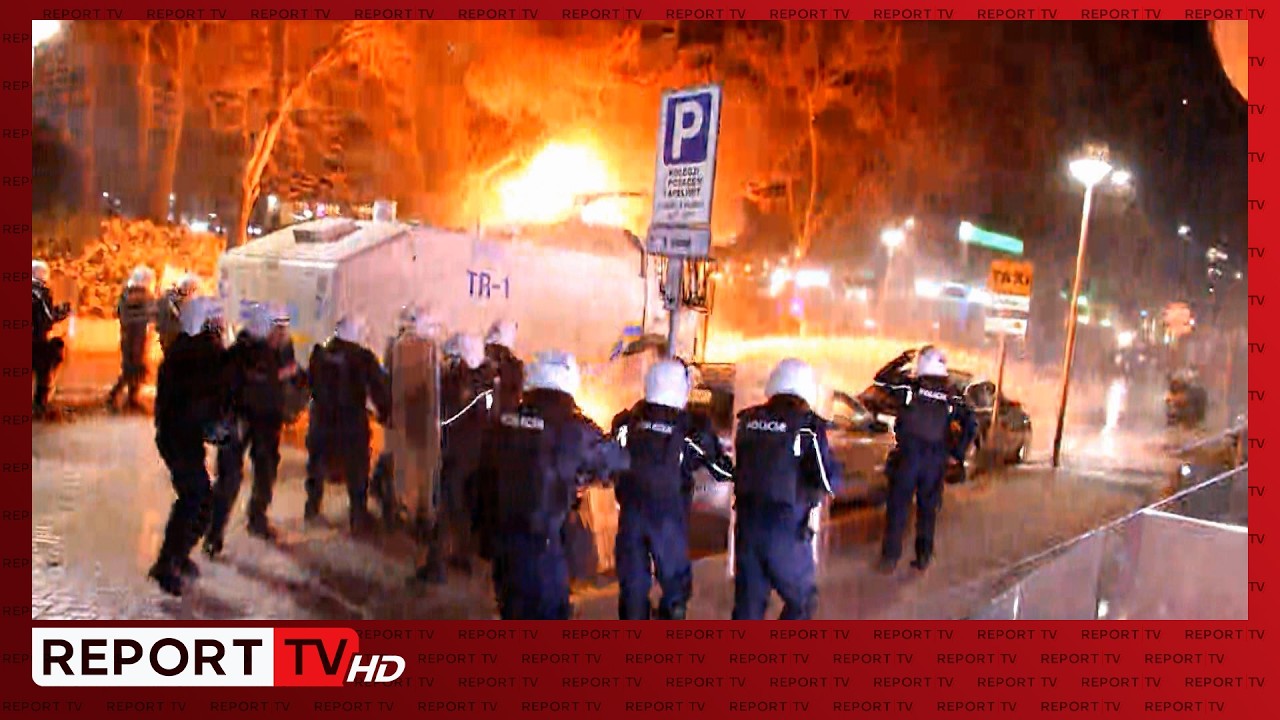 LAJMI I FUNDIT/ Molotovë e fishekzjarrë në mes të bllokut, militantët e PD sulmojnë edhe efektivët