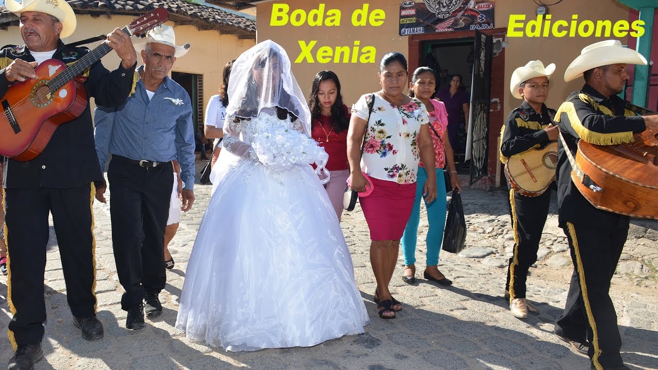 Boda #1 Xenia de camino a la iglesia para casarse – Ediciones Mendoza