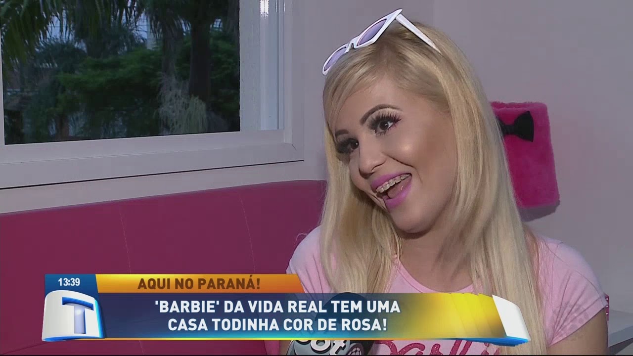 Barbie da vida real tem uma casa todinha cor de rosa - Tribuna da Massa (31/05/19)