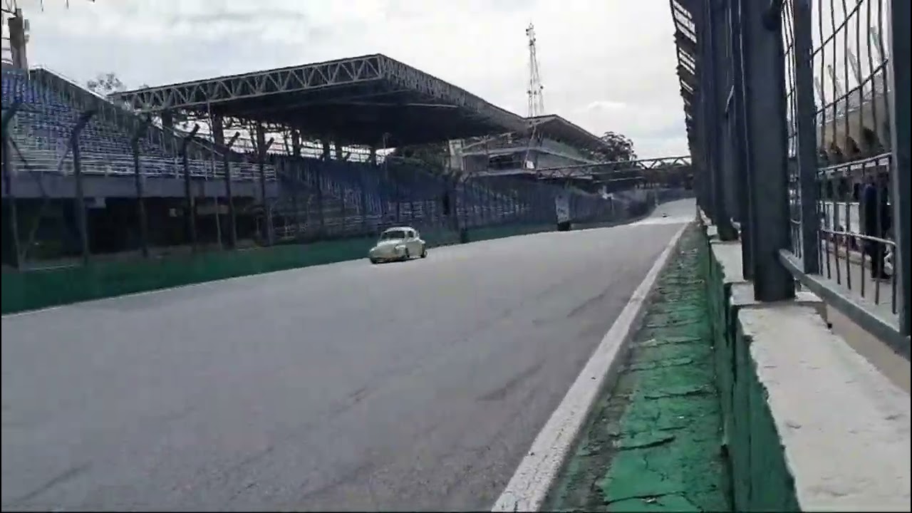 Aquela acelerada na reta dos boxes em Interlagos 