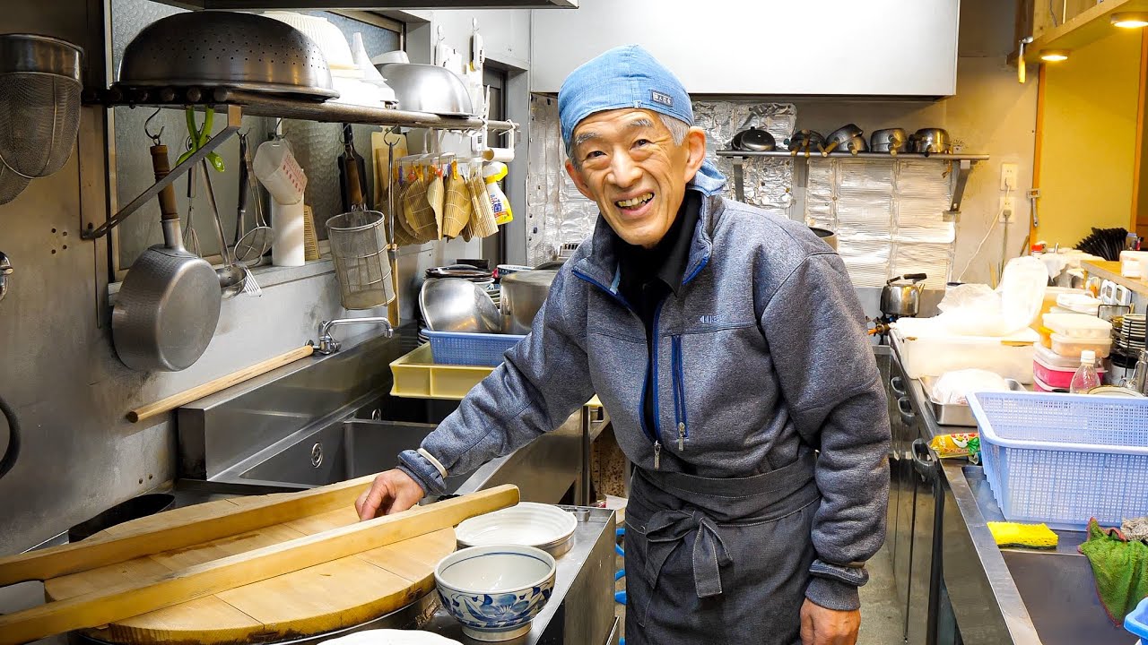 信じられない仕事量をさばくスーパー大将！素朴な大衆うどん店で絶対食べたいカツ丼たまごダブル丨Udon Restaurant - Travel Japan