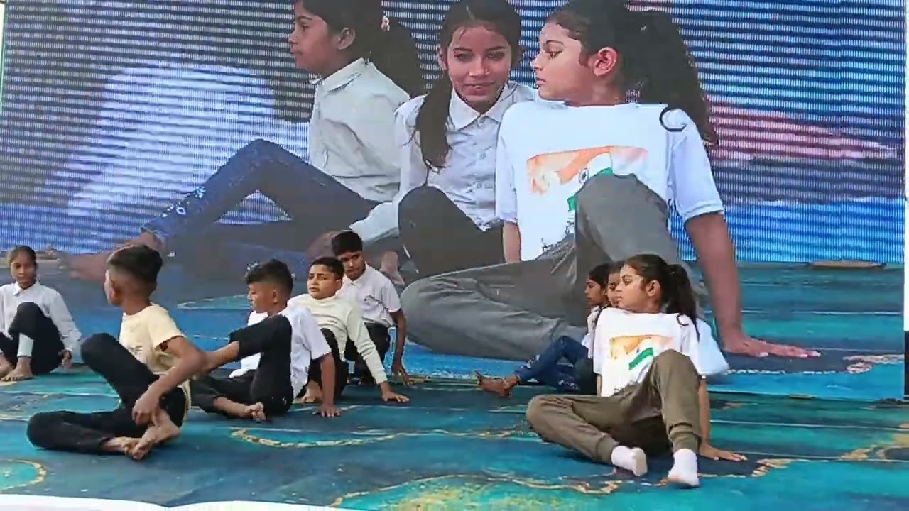 Smt Kamla Bhagwat inter Colleg dwara prastut Kiya ja raha hai yoga