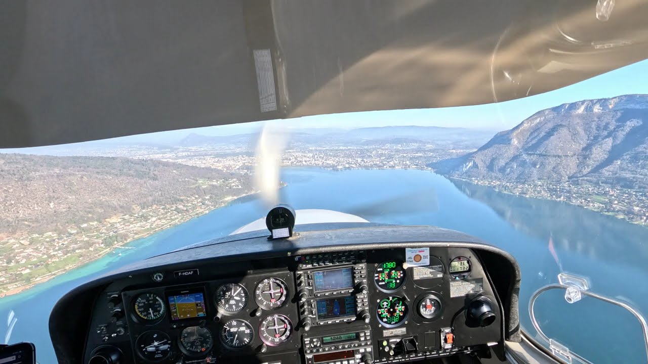 Approach and landing in Annecy runway 04 (LFLP) on a DA40 TDI