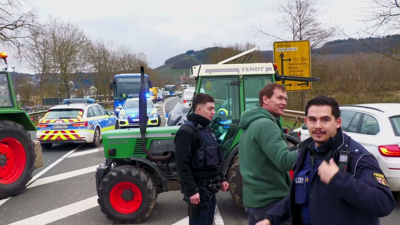 STOPP WIR ROLLEN GLEICH EIN - BAUERNPROTEST IN SAARBURG-NICHTS GEHT MEHR-WARM-UP FÜR DEN 08.01.2024