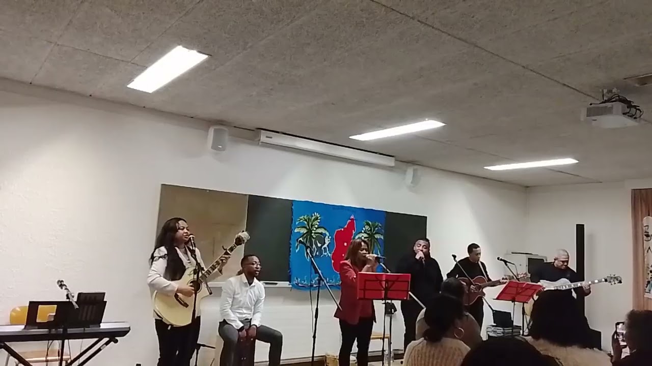 EMBONA SY HANINA (Mihira DADAH R'ABEL Mahaleo et TIANA). Auteur et compositeur ANDRIANABELA RAKOTOBE