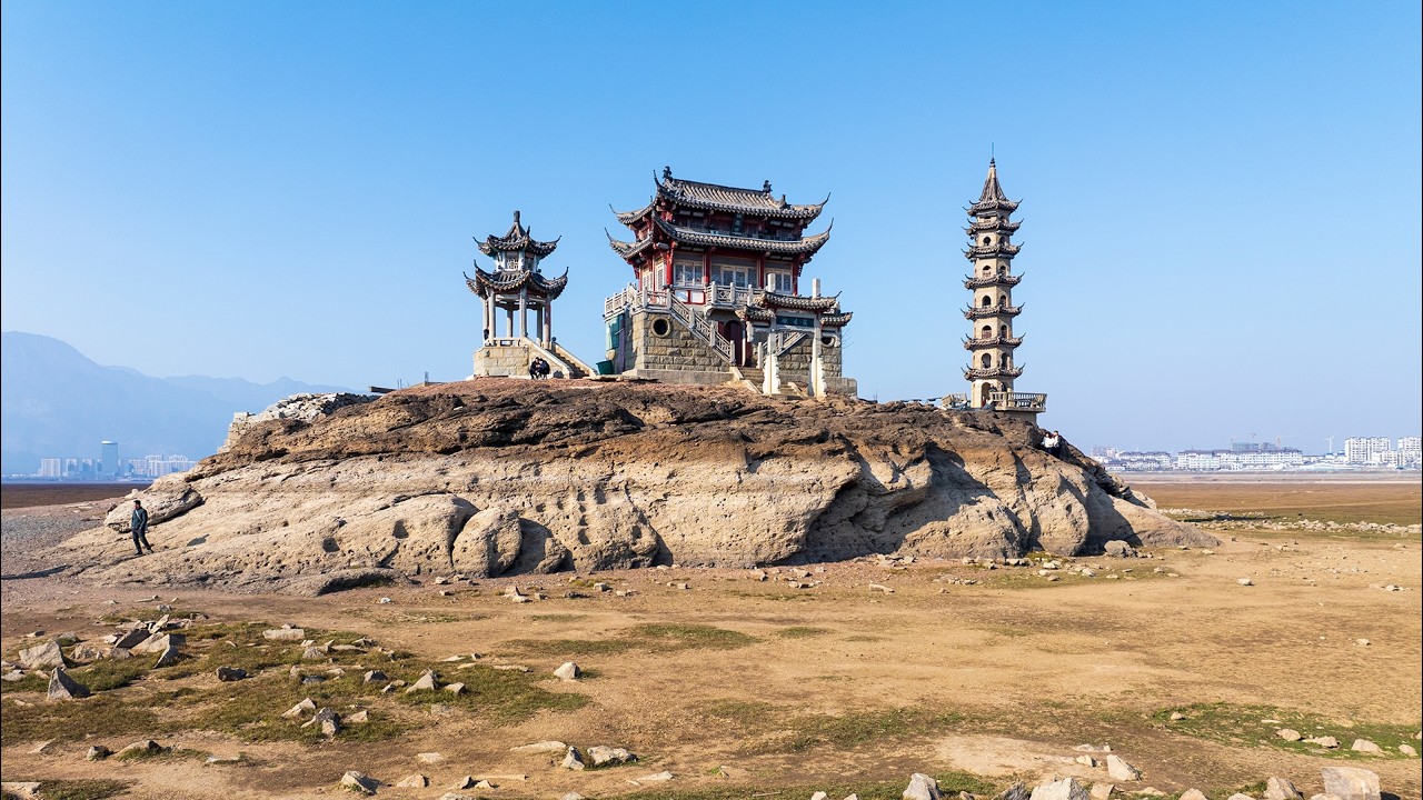 江西鄱阳湖水位下降，千年神秘古迹落星墩见全貌，千年风吹浪打，屹立不倒，太神奇了！