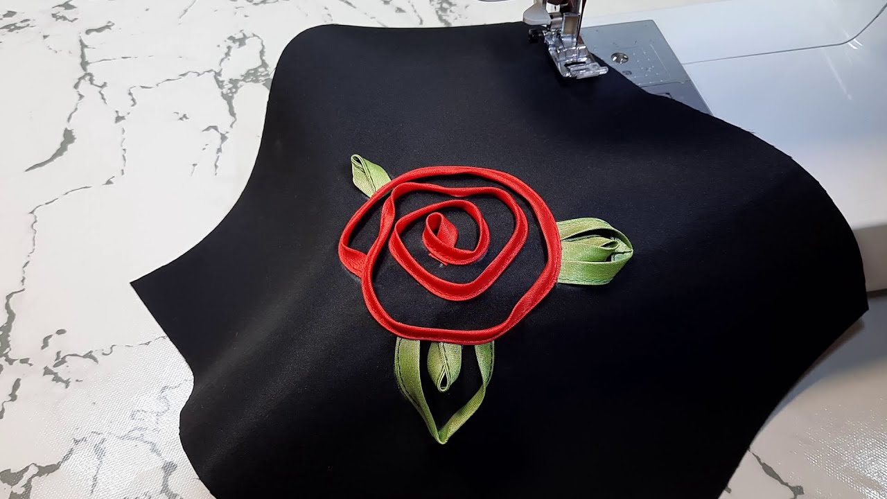 Стильный дизайн розы из окантовки. Аппликация на ткани. Application on fabric.