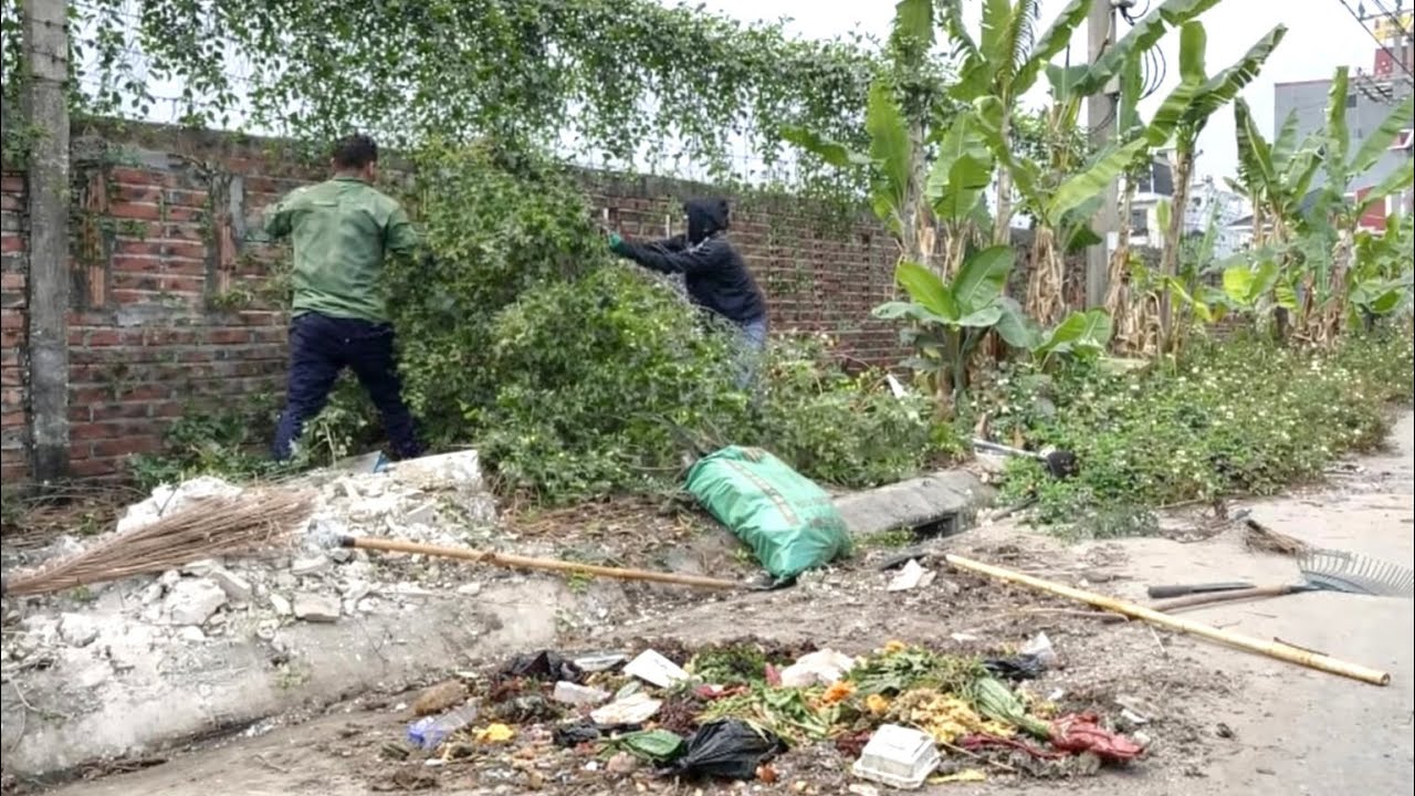👉 Shocking Sight: Filthy, Overgrown Sidewalk Covering a Neighborhood’s Clean Water Reservoir.