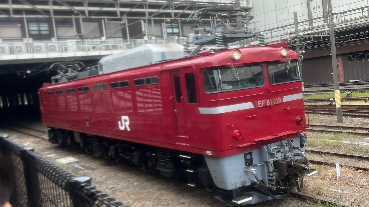 【13番線にEF81は違和感】EF81が前パン下げして汽笛を鳴らして大宮駅13番線を発車