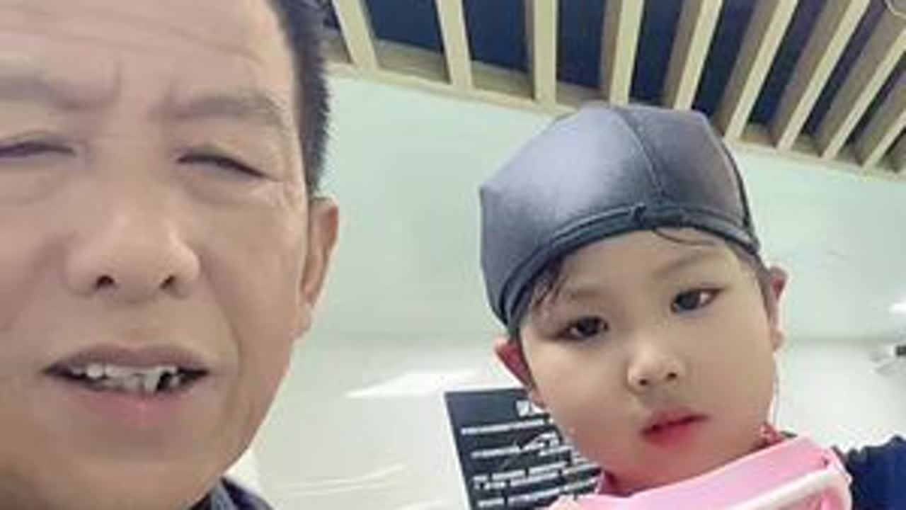 孙女带我去看她游泳、孩子真的懂事了。学习成绩优秀、自己去上学、放学自己回家。回来举动把学校的作业做完、自己的衣服自己洗、然后到点自己洗漱好上床睡觉！