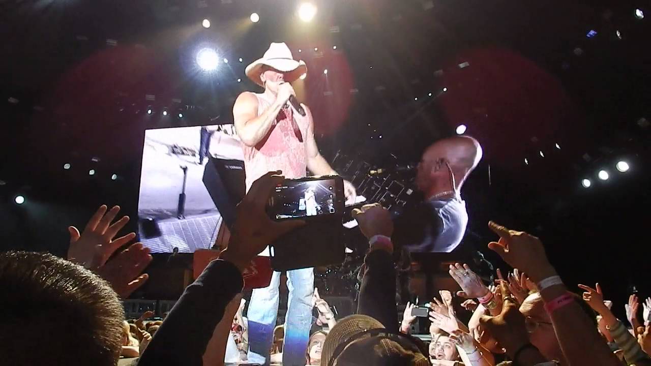 Kenny Chesney - I Go Back - Isleta Amphitheater Albs - 5.5.2016