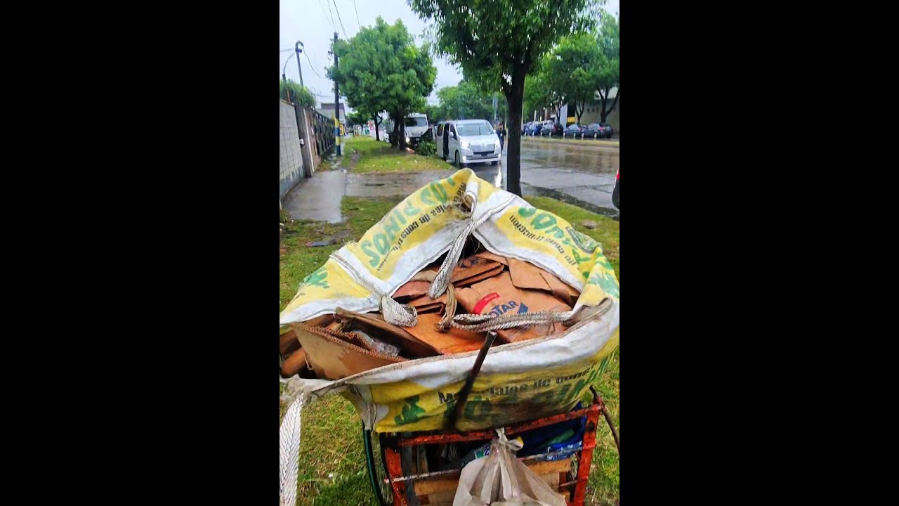BAJO LA LLUVIA