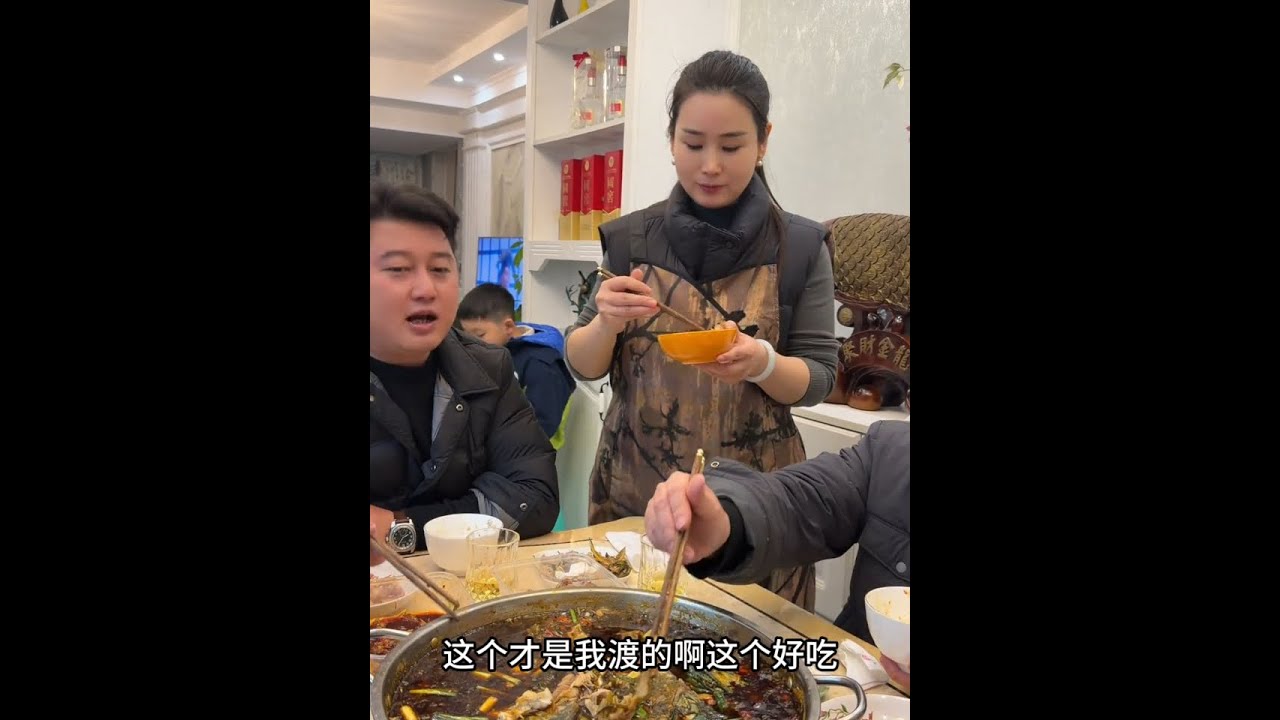 来来来！筷子别停！生活就是一餐又一餐～三五好友围着一锅锅沸腾的活鱼🐟辣到嘶哈也吃的很香，这热闹劲儿，镜头都快装不下啦！#日常vlog #记录真实生活 #家里聚餐 #今晚吃鱼