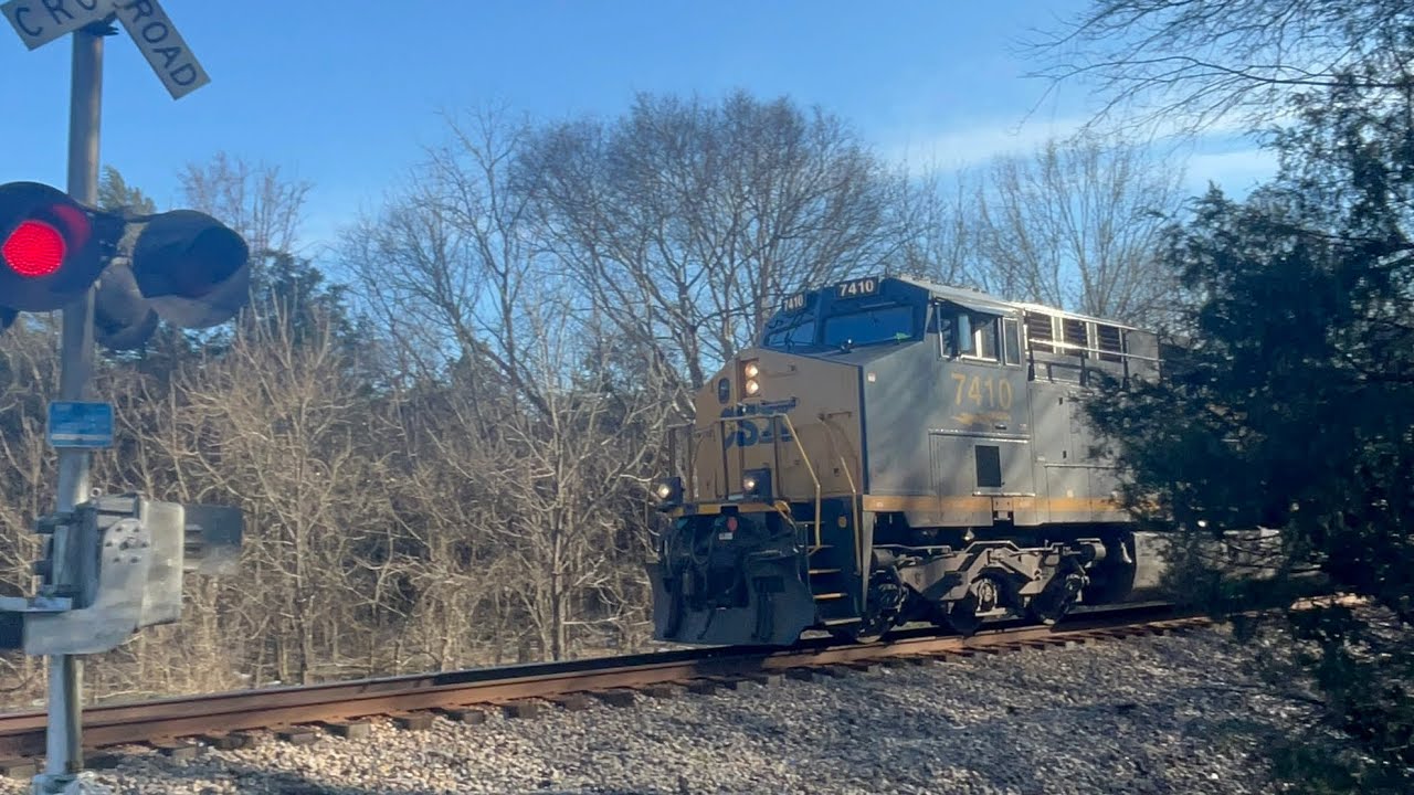 Train going through River Rd., Chapel Hill, TN ￼