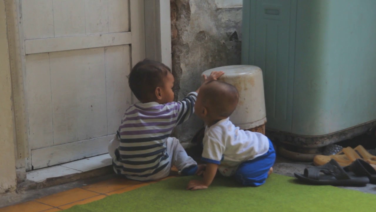 Anak Kecil Ketiban Helm Nangis Kejer-Kejer