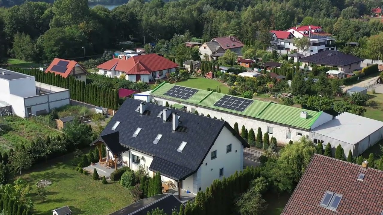 Dom nad jeziorem nieopodal plaży i przystani