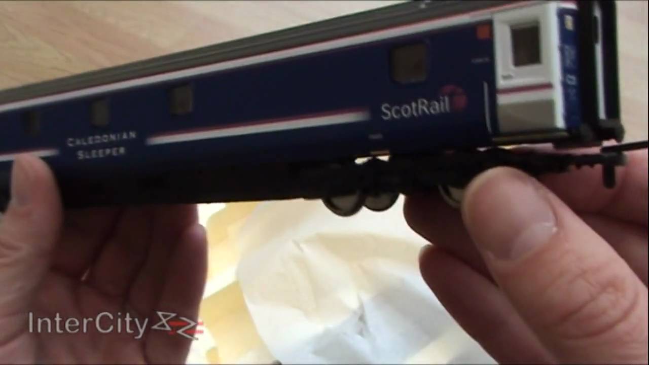Opening the class 90 'Caledonian Sleeper' train pack by Hornby