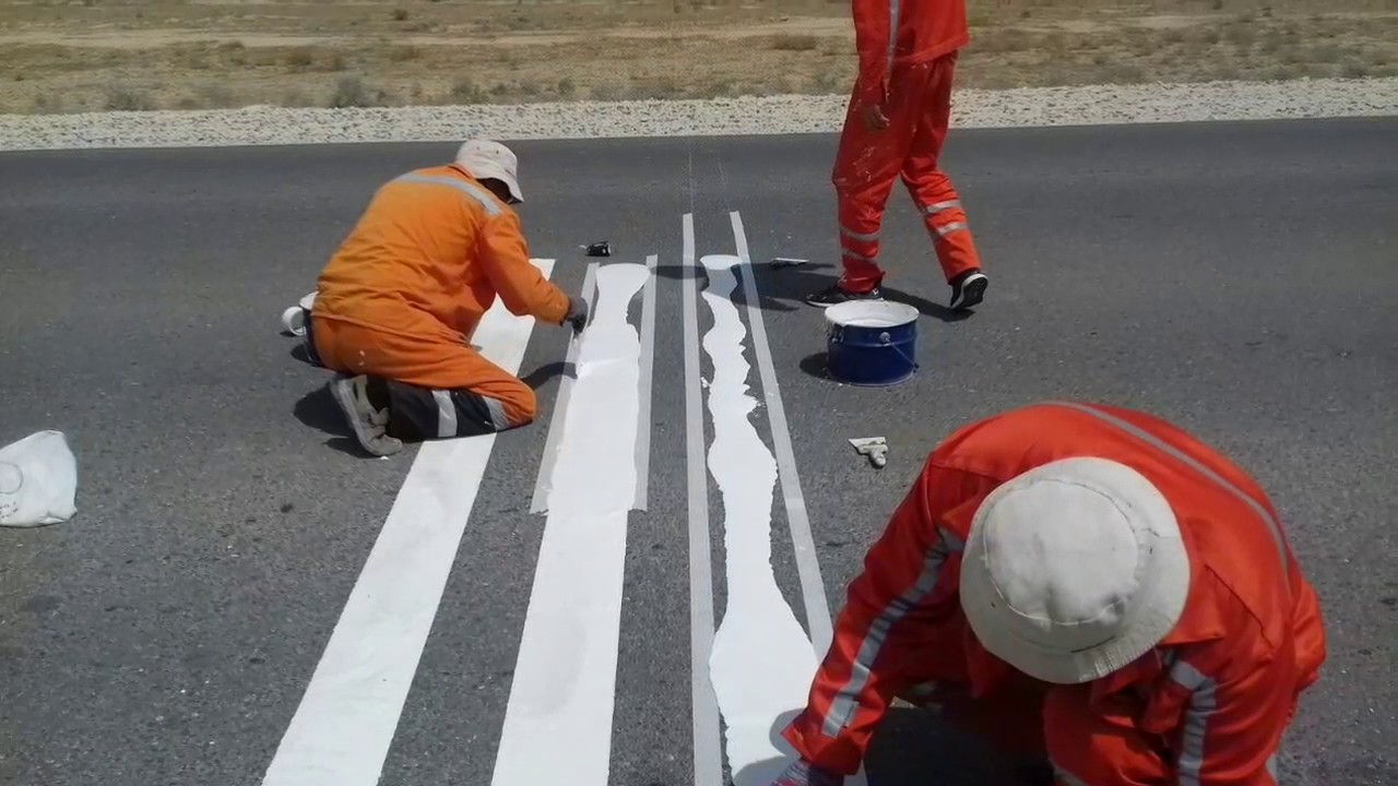 Устройство шумовых полос на авто дороге Актау - Бейнеу