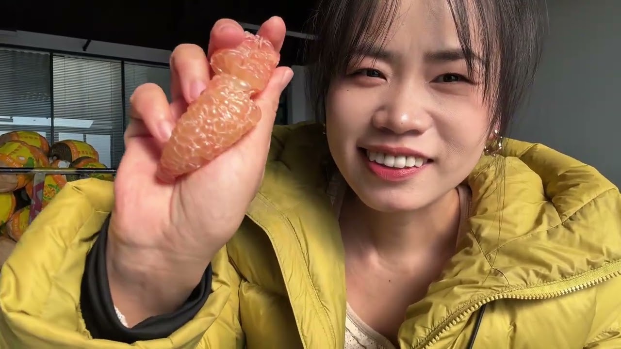 今天王哥出息了，一早挑了600个菠萝蜜，让大家跨年都能吃上，请了10个大姐过来帮忙打包