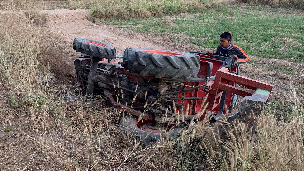 :รถไถL4018 ตกถนนพลิกคว่ำ  ยังดีที่ึคนขับไม่เป็นอะไรครับ  เป็นกำลังใจให้สู้ๆครับผม✌🏽🚜