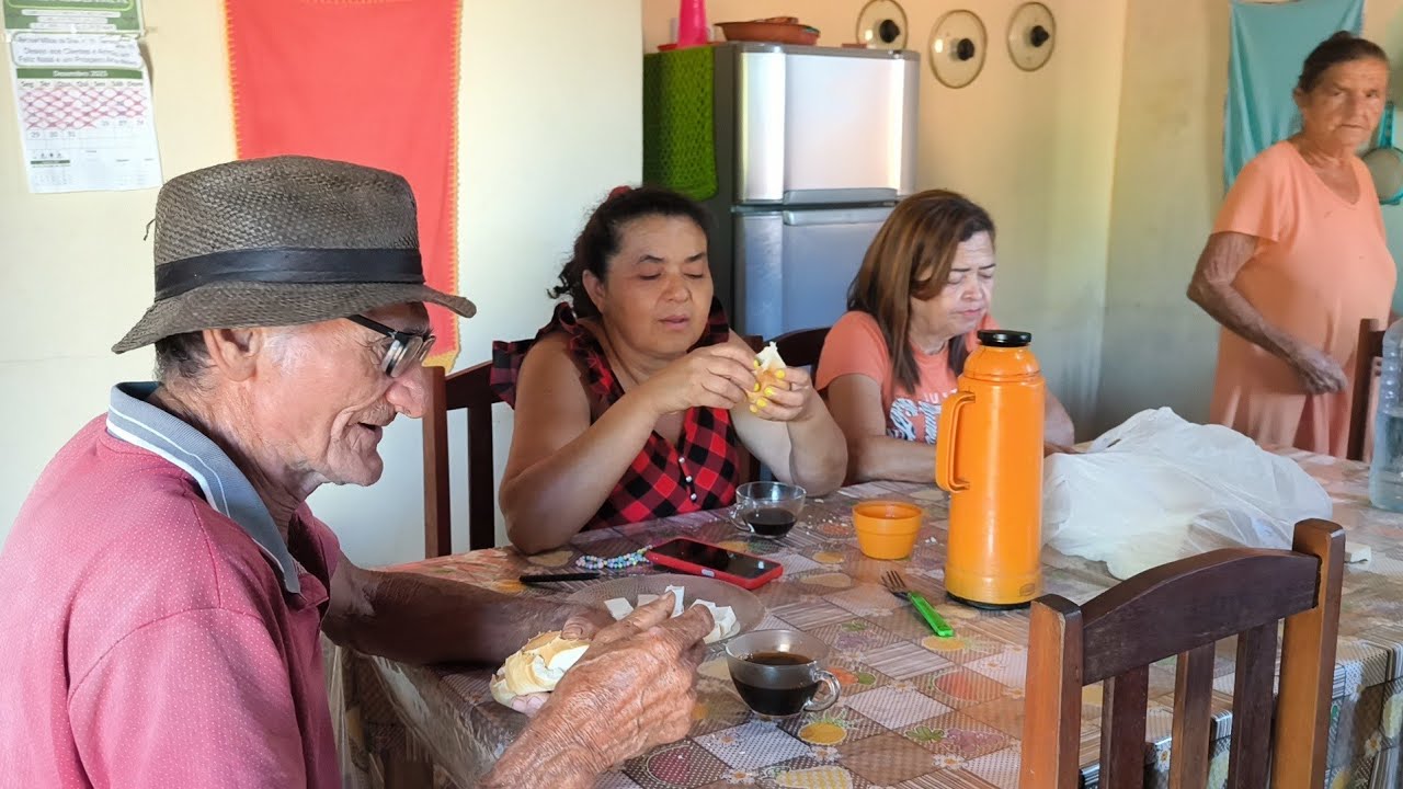 A FAMÍLIA SERTÃO MAMOEIRO TOMANDO CAFÉ E BATENDO PAPO.