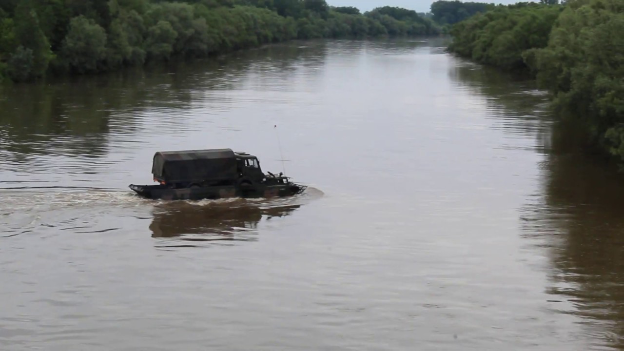 Przeprawa przez rzekę San transportera wojskowego w Radomyślu Nad Sanem