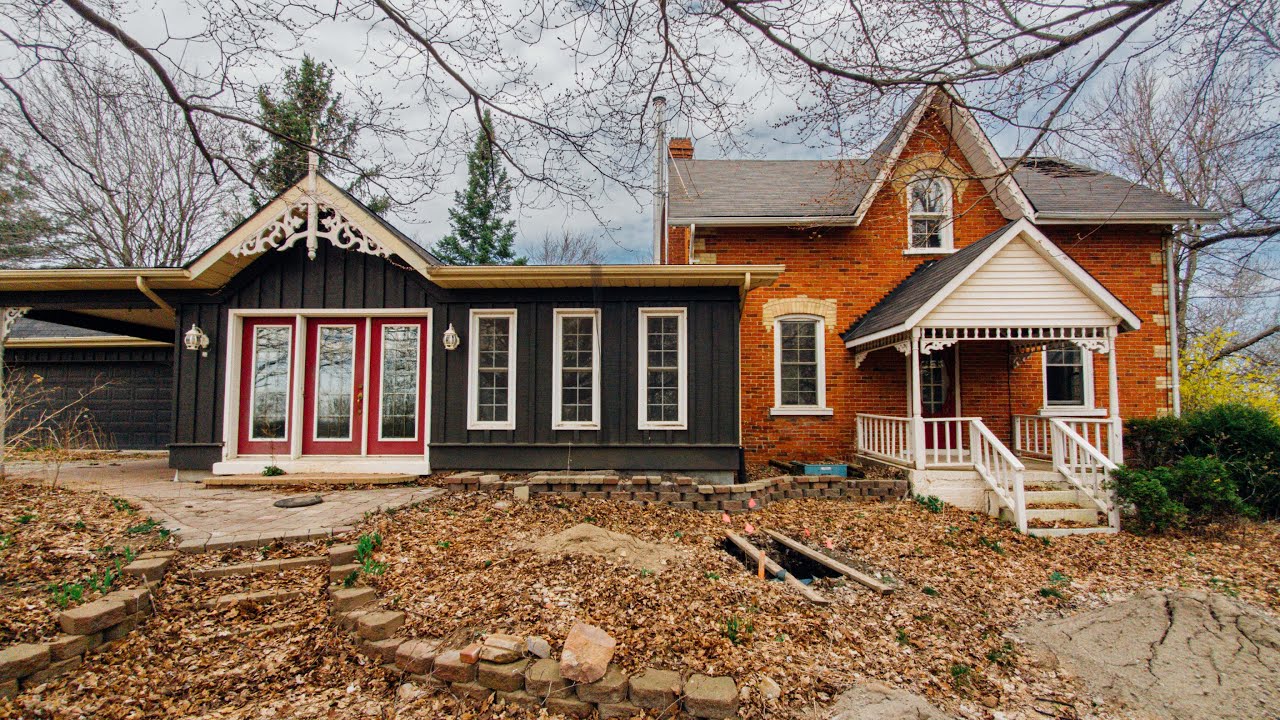 Exploring This Abandoned And Absolutely Stunning 1860s Farmhouse That Will Be Demolished Soon!
