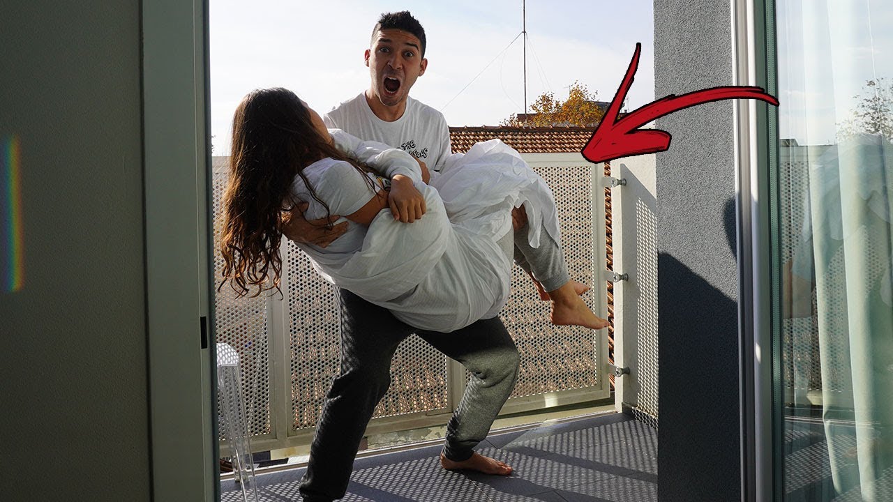 RISVEGLIO LA MIA RAGAZZA FUORI DAL BALCONE! *scherzo*