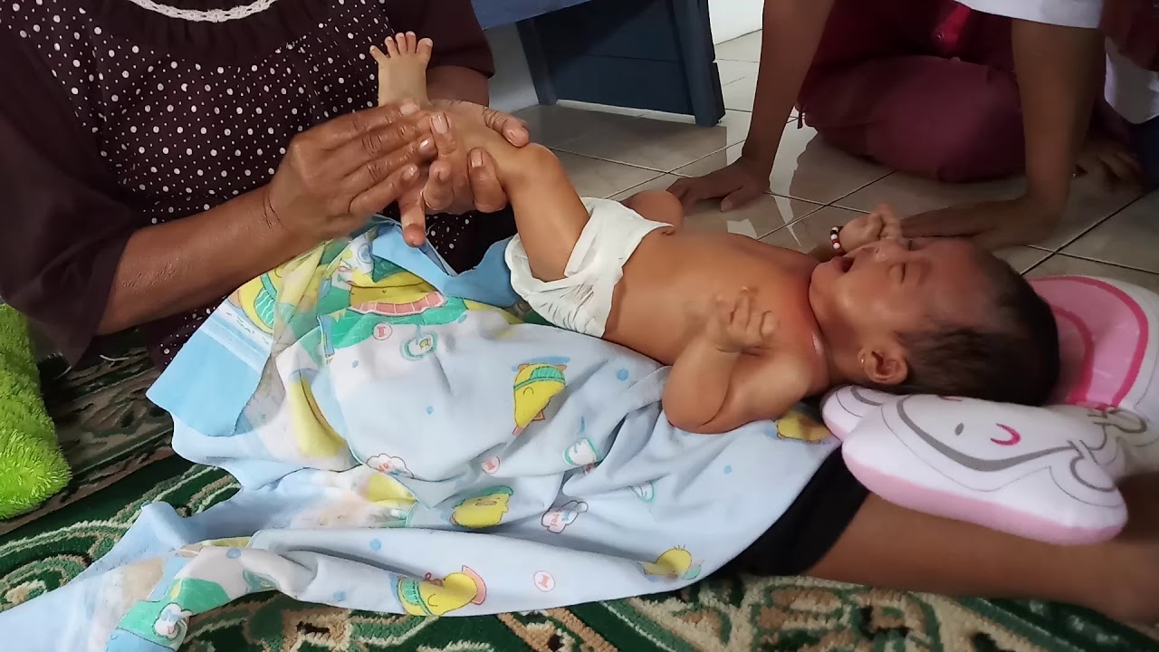 Pijat Bayi Tradisional (Traditional Baby Massage)