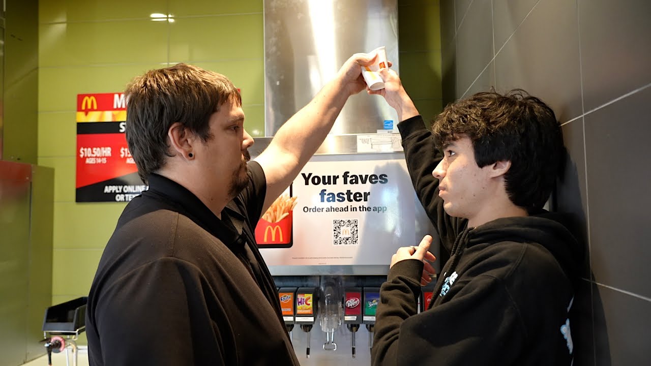 Менеджер McDonald&rsquo;s схватил меня!